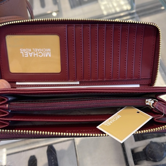 MICHAEL KORS
Leather Continental Wristlet Phone Case Wallet
Oxblood
NWT - Picture 10 of 16